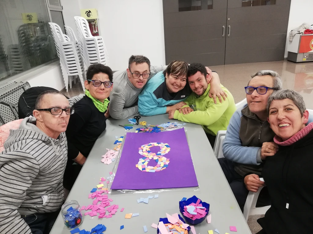 grup realitzant activitats el dia de la dona