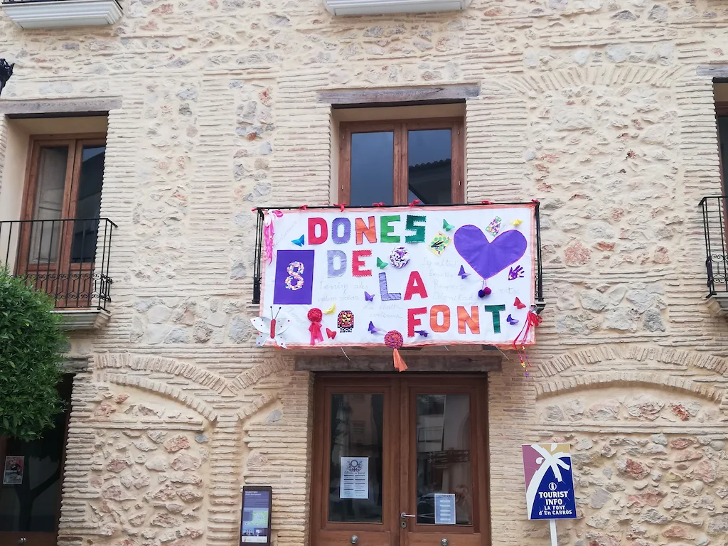 pancarta en balcó amb lema dones de la font