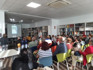Presentació en la biblioteca del quadern Explorem en Carròs